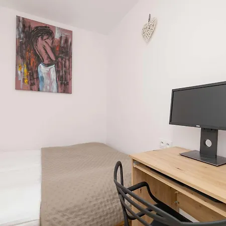 Διαμέρισμα Piastow Comfy With Balcony & Office In By Renters Κατοβίτσε