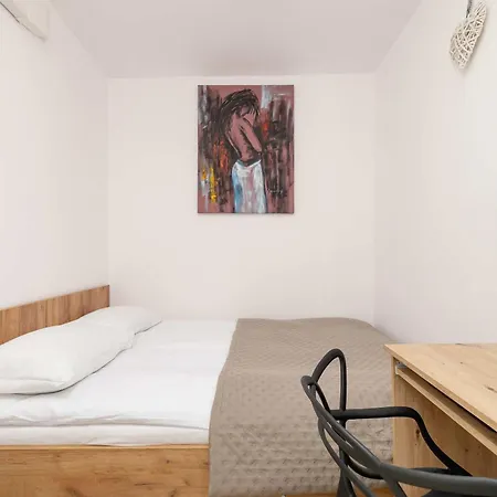 Piastow Comfy With Balcony & Office In By Renters Διαμέρισμα