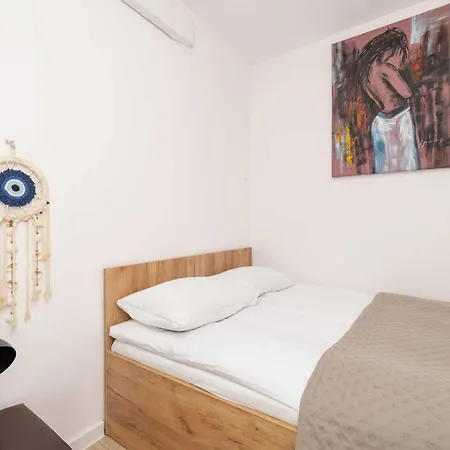 Διαμέρισμα Piastow Comfy With Balcony & Office In By Renters *