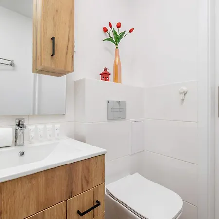 Διαμέρισμα Piastow Comfy With Balcony & Office In By Renters