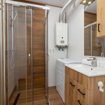 Piastow Comfy With Balcony & Office In By Renters Διαμέρισμα